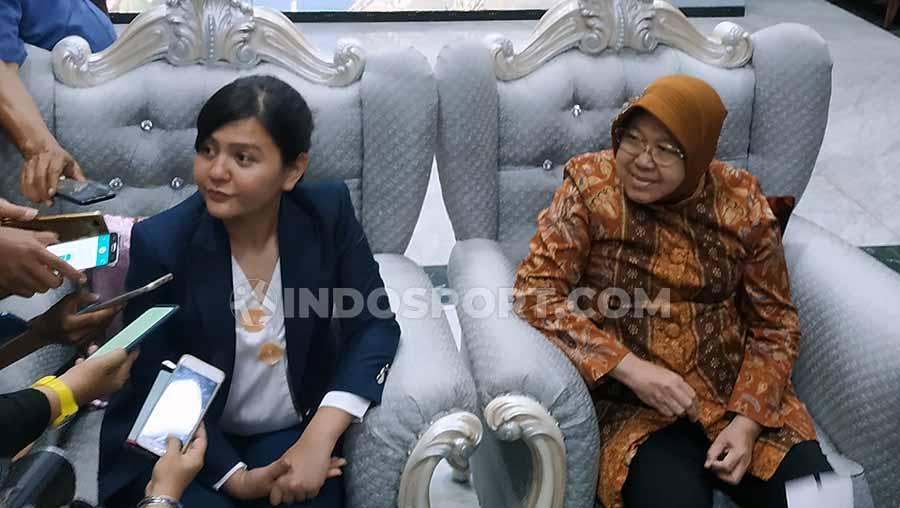 Eks Walikota Surabaya Tri Rismaharini dan Sekjen PSSI Ratu Tisha bertemu di rumah dinas walikota Surabaya pada Kamis (10/10/19). - INDOSPORT