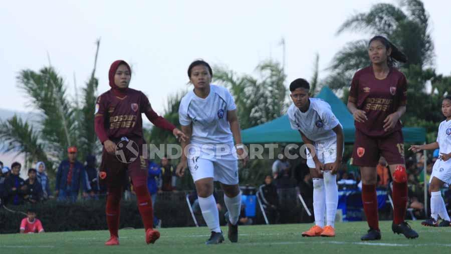 Laga pertandingan Arema FC Putri vs PSM Makassar Putri di Kompleks Agrowisata Kusuma Kota Batu.