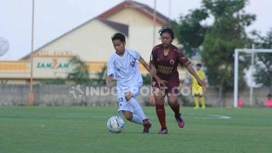 Laga pertandingan Arema FC Putri vs PSM Makassar Putri dengan background Gunung Arjuno di sisi timur.