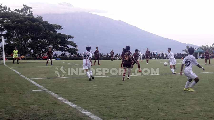 Laga pertandingan Arema FC Putri vs PSM Makassar Putri dihiasi pemandangan Gunung Arjuno.