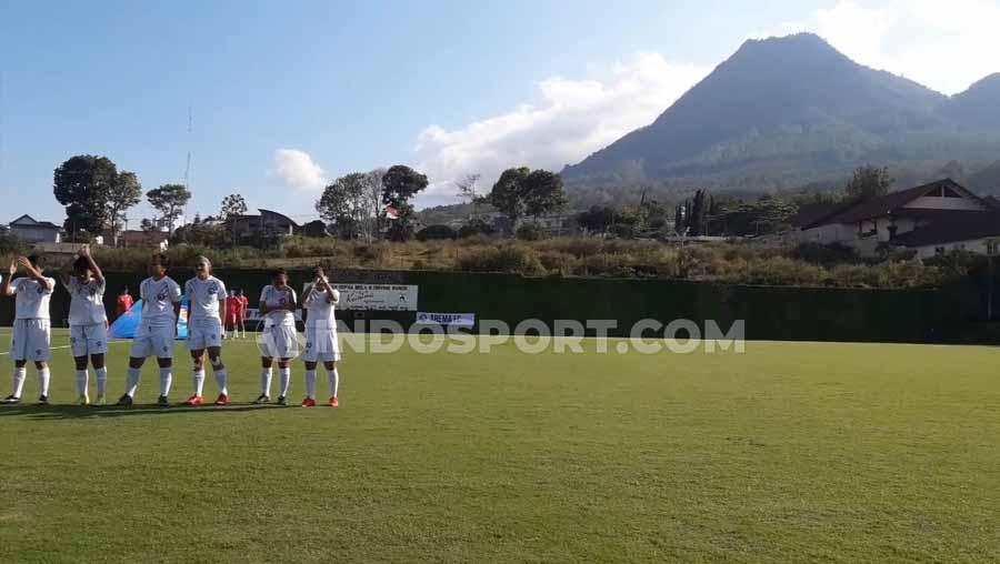 Sisi barat venue Liga 1 Putri antara Arema FC vs PSM Makassar yang dihiasi pemandangan Gunung Van Der Man.
