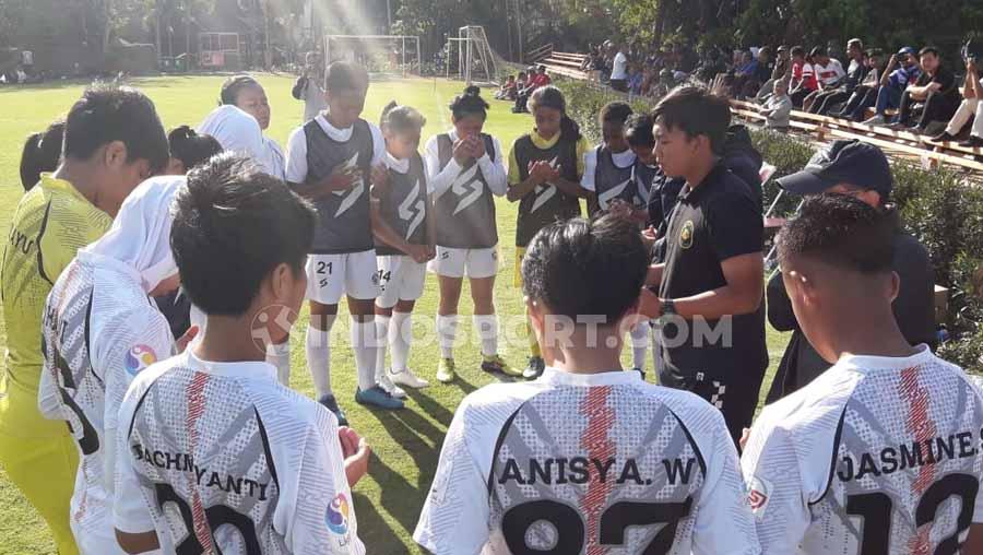Skuat Arema FC berdoa bersama sebelum memulai laga Liga 1 Putri melawan PSM Makassar, Kamis (10/10/19).