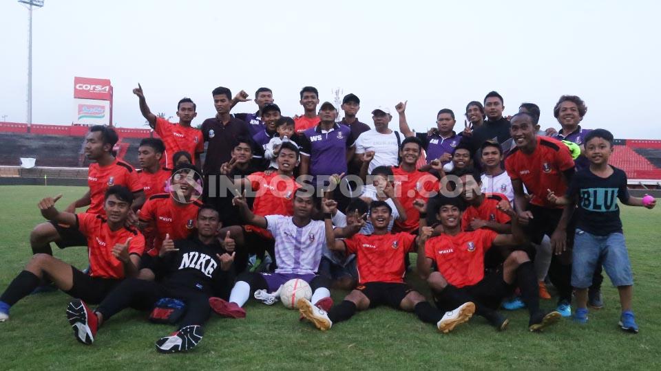 Skuat Perseden Denpasar saat merayakan keberhasilan menjadi juara Liga 3 2019 zona Bali. Foto : Nofik Lukman Hakim - INDOSPORT