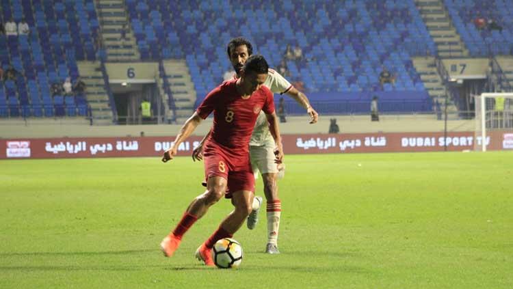 Dendi Santoso saat mengontrol bola di laga melawan Uni Emirat Arab vs Timnas Indonesia. Copyright: Media PSSI