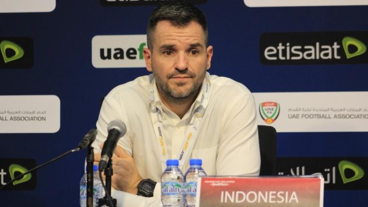 Simon McMenemy saat konferensi pers usai Timnas Indonesia dibantai telak 5-0 oleh UEA di Kualifikasi Piala Dunia 2022, Kamis (11/10/19) malam WIB. Copyright: PSSI