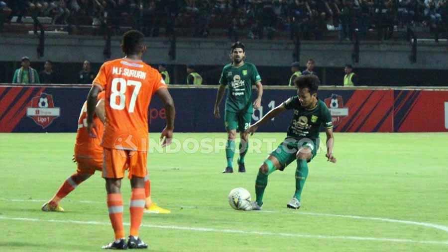 Laga pertandinga Liga 1 antara Persebaya Surabaya vs Borneo FC. Copyright: Fitra Herdian/INDOSPORT
