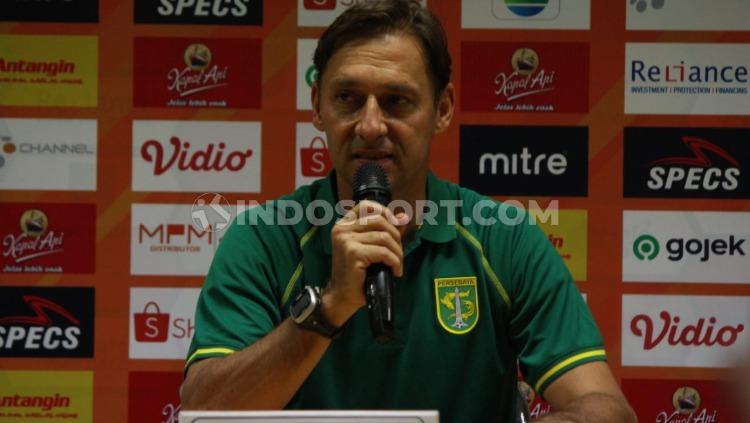 Wolfgang Pikal saat konferensi pers usai pertandingan Liga 1 2019 antara Persebaya Surabaya vs Borneo FC, Jumat (11/10/19) - INDOSPORT