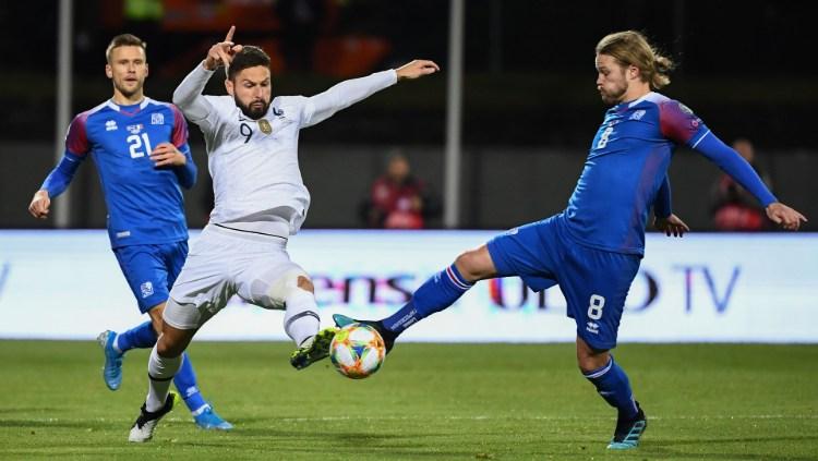 Olivier Giroud berebut bola dengan Birkir Bjarnason dalam pertandingan Kualifikasi Euro 2020 antara Islandia vs Prancis pada Sabtu (12/10/19) dini hari WIB. Copyright: uefa.com