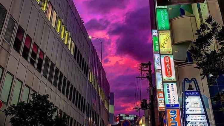 Langit berwarna pink dengan gradasi ungu menjadi pertanda Topan Hagibis akan segera menghantam Jepang sehingga membuat 2 event olahraga dibatalkan.