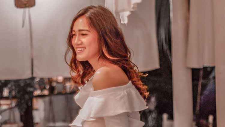 Jak Angel Persija, Jess Amalia, menunjukkan momen olahraganya saat malam Jumat. - INDOSPORT