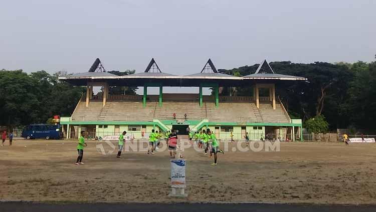 Kondisi Stadion Tri Sanja, Slawi yang nyaris tanpa ditumbuhi rumput. Padahal stadion itu jadi venue leg kedua semifinal Liga 3 Jateng antara Persekat Tegal versus Persebi Boyolali, Minggu (13/10/19). Copyright: Ronald Seger Prabowo/INDOSPORT