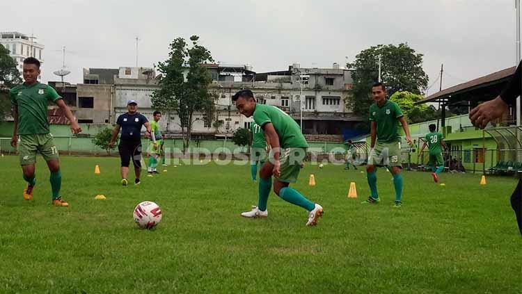 Skuat PSMS Medan terlihat tetap menjalani latihan rutin di Stadion Kebun Bunga, Medan, pasca ditundanya laga melawan BaBel United. Copyright: Aldi Aulia Anwar/INDOSPORT