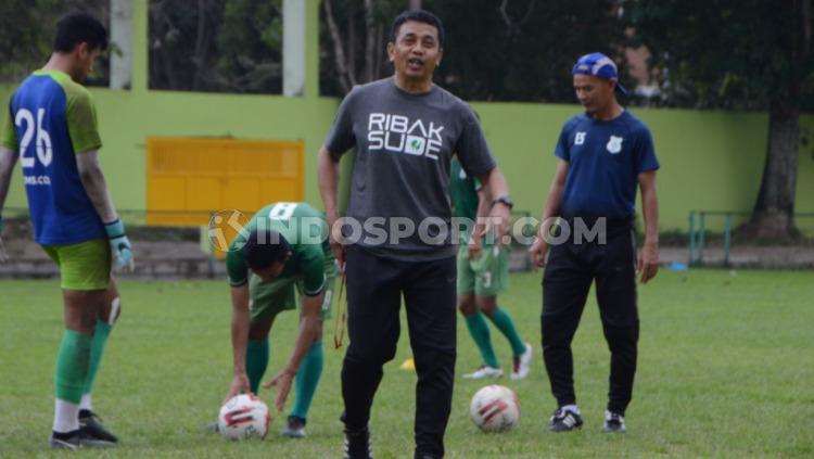 Pelatih PSMS Medan, Jafri Sastra, saat memimpin timnya latihan di Stadion Kebun Bunga, Medan, pasca laga lawan BaBel United batal digelar. - INDOSPORT