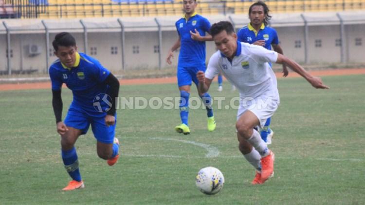 Febri Hariyadi berusaha mengejar Erwin Ramdani dalam sesi internal game Persib Bandung, Sabtu (12/10/19) sore. Copyright: Arif Rahman/INDOSPORT