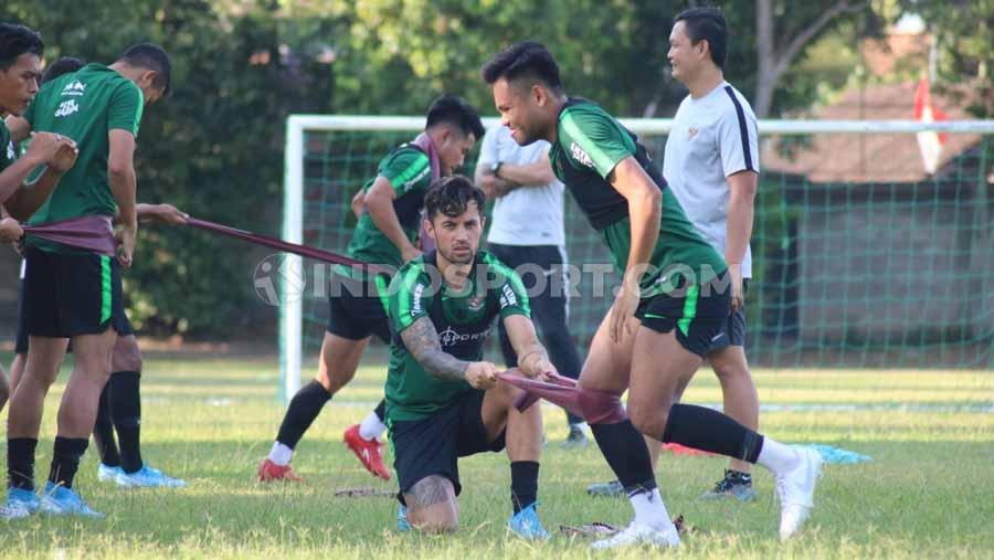 Timnas Indonesia menggelar latihan perdana di Lapangan Trisakti Legian, Badung, Minggu sore (13/10/19). Copyright: Nofik Lukman Hakim/INDOSPORT