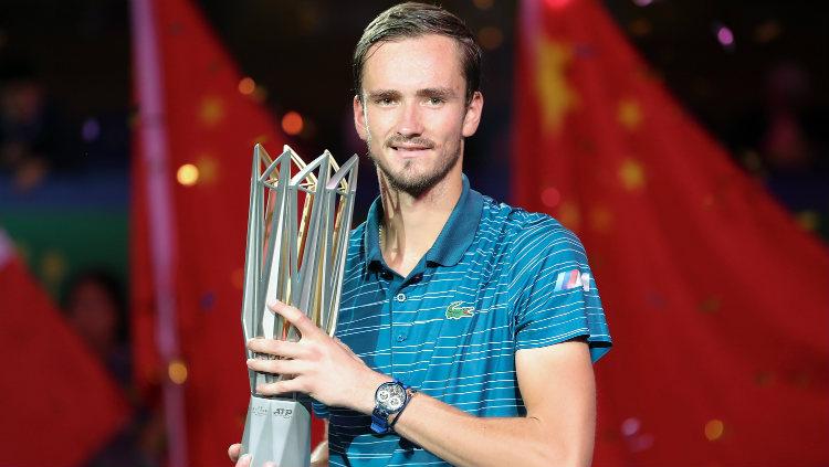 Daniil Medvedev (kanan) tak yakin bisa berpartisipasi di Australian Open 2022 karena alasan vaksinasi COvid-19.