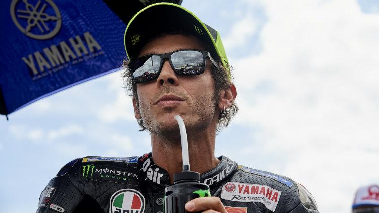 Jebloknya performa Valentino Rossi dalam beberapa tahun terakhir ternyata turut membuat legenda MotoGP, Giacomo Agostini merasa miris dan prihatin. - INDOSPORT