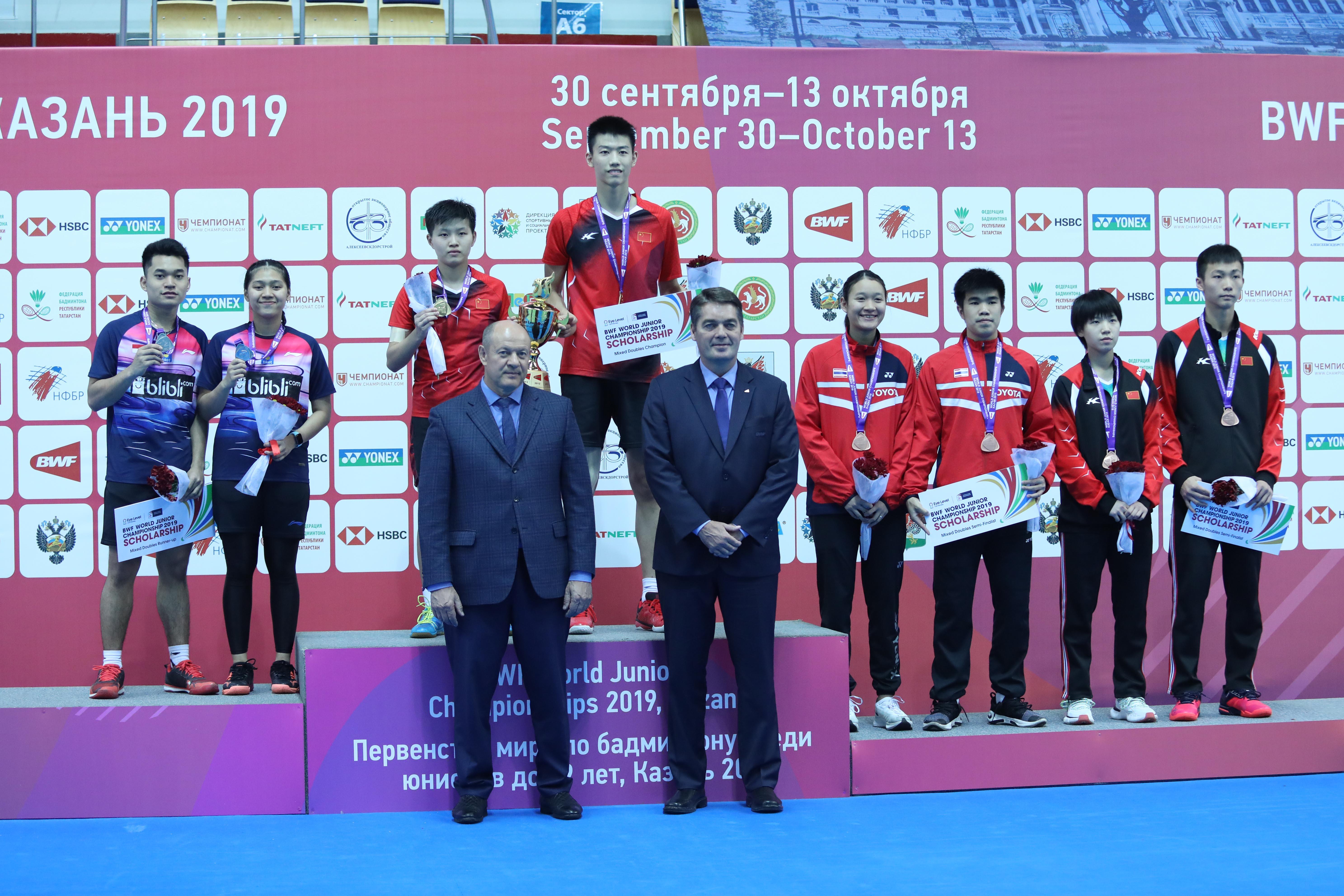 Ganda campuran Leo Rolly Carnando dan Indah Cahya Sari Jamil runner up Kejuaraan Dunia Junior Bulutangkis 2019.