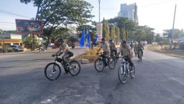 Eks Dandim 1417 Kendari Kolonel Kav Hendi Suhendi mengajak para anggota TNI gowes.