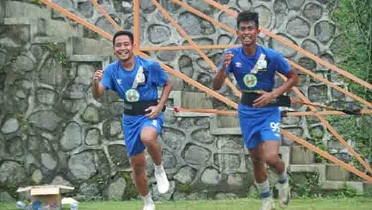 Pemain Barito Putera Evan Dimas (kiri) dan Kahar Muzzakar (kanan) saat menjalani latihan. Copyright: Instagram/@kaharkalu99