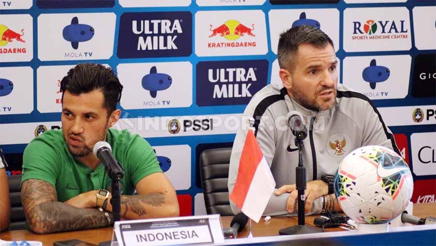 Pelatih Timnas Indonesia, Simon McMenemy didampingi Stefano Lilipaly saat preskon jelang melawan Vietnam. Copyright: Nofik Lukman Hakim/INDOSPORT