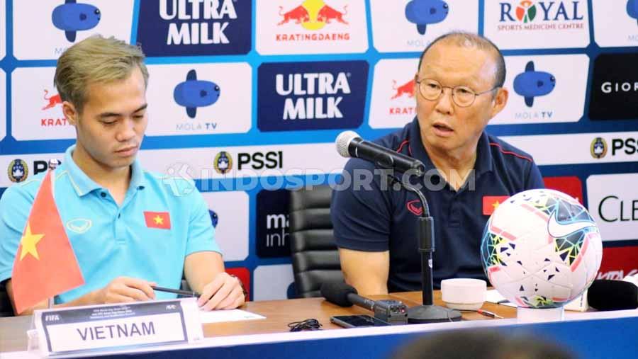 Pelatih Timnas Vietnam, Park Hang-seo dan pemain Vietnam Nguyen Van Toan saat preskon jelang melawan Timnas Indoneisa di Piala AFF 2022.