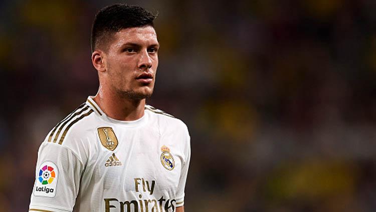 Kesempatan mencetak gol di depan mata namun disia-siakan di laga melawan Fiorentina, penyerang Luka Jovic panen bully-an fans AC Milan di media sosial.