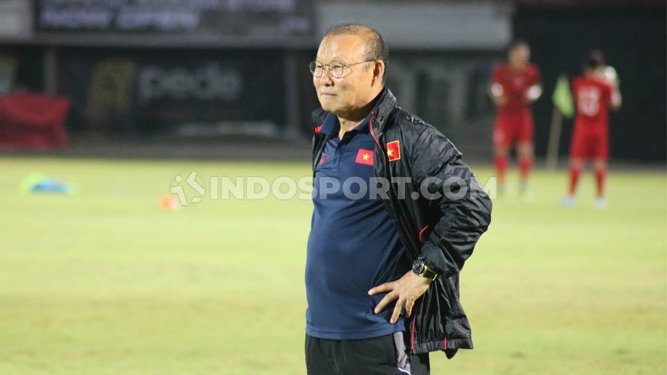 Pelatih Timnas Vietnam, Park Hang-seo melakukan sesi uji lapangan di Stadion Kapten I Wayan Dipta Gianyar. - INDOSPORT