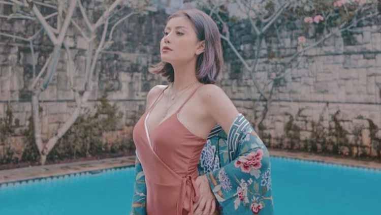 Selebgram kenamaan Indonesia Karin Novilda atau yang akrab disapa Awkarin membagikan potret berbikini biru melalui instagram pribadinya.