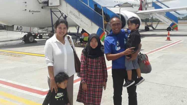 Pelatih Sriwijaya FC, Kas Hartadi, bersama keluarga