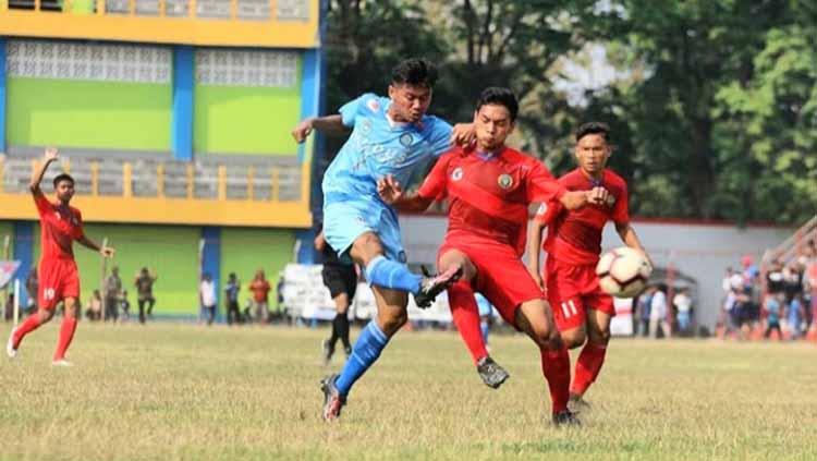 Pemain Persiku (biru) saat Berhadapan dengan Pemain Persibas di Partai Semifinal Liga 3 Zona Jawa Tengah. - INDOSPORT
