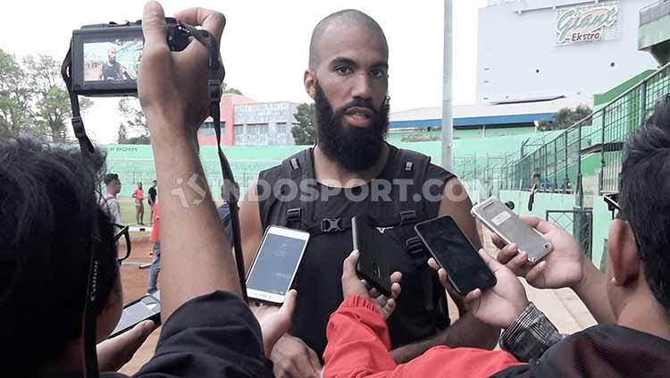Lama tak terdengar kabarnya, mantan striker paling tajam di Liga 1 Indonesia, Sylvano Comvalius resmi menjadi pelatih klub Belanda, AZ Alkmaar. Foto: Ian Setiawan/INDOSPORT.