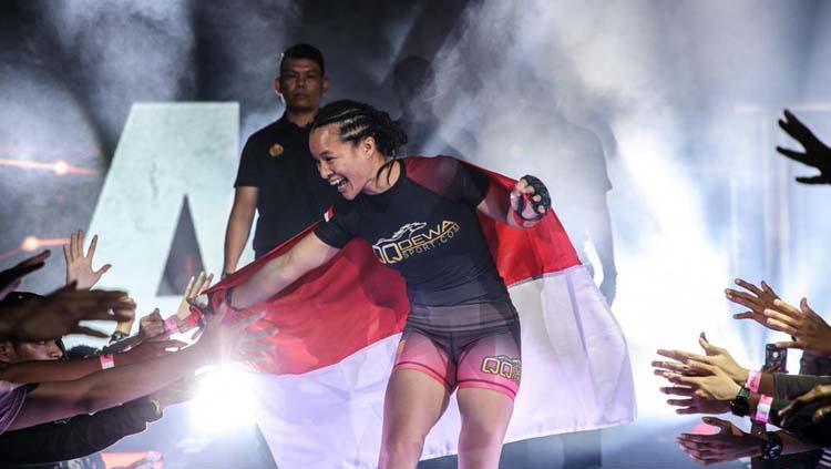 Berikut ini ada aksi luar biasa dari atlet MMA berdarah Batak Priscilla Hertati dalam momen ikut rayakan ulang tahun Persatuan Bangsa-Bangsa (PBB) ke-75. - INDOSPORT