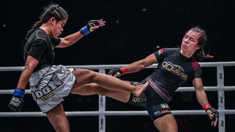 Petarung kelas atom wanita Indonesia, Priscilla Hertati Lumban Gaol (kanan) saat bertarung di ring MMA beberapa waktu lalu. Copyright: Media Humas MMA