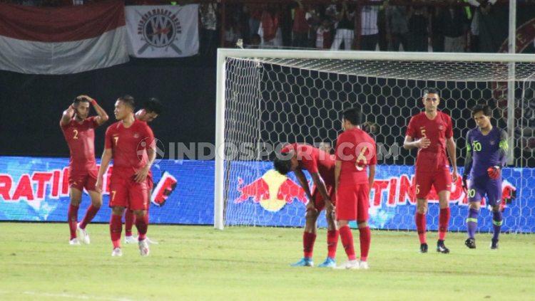 Para pemain Timnas Indonesia terlihat tertunduk lesu usai dipermalukan Vietnam dengan skor akhir 3-1 di laga lanjutan Grup G Kualifikasi Piala Dunia 2022, Selasa (15/10/19) malam. Copyright: Nofik Lukman/INDOSPORT