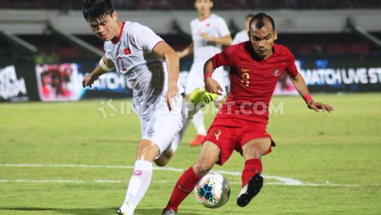Riko Simanjuntak berusaha mempertahankan bola dalam pertandingan lanjutan Grup G Kualifikasi Piala Dunia 2022 antara Timnas Indonesia vs Vietnam, Selasa (15/10/19) malam. Copyright: Nofik Lukman/INDOSPORT