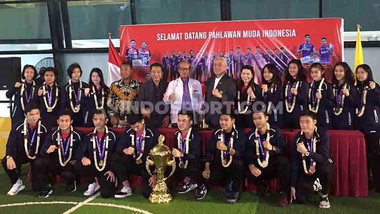 Tim Bulutangkis Junior Indonesia disambut oleh pihak Kemenpora dan PBSI di Bandara Soekarno-Hatta. - INDOSPORT