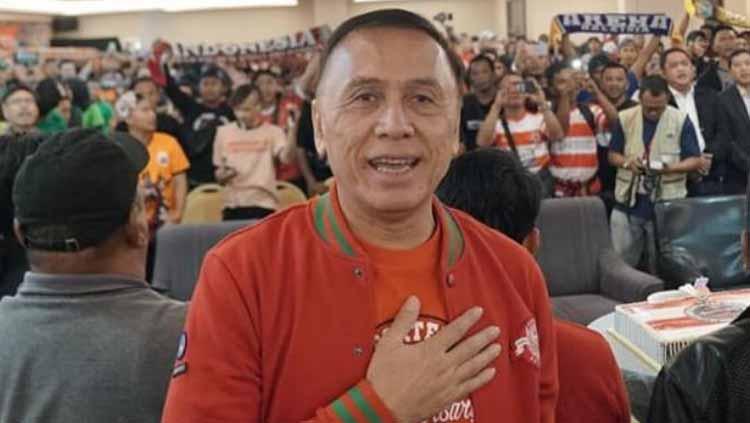 Manajer Madura FC, Januar Herwanto berharap sebagai Ketua Umum PSSI terpilih, Iwan Bule bisa membenahi sektor wasit dalam laga sepak bola di Indonesia.