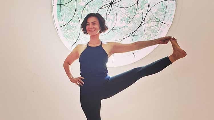 Artis senior Tanah Air, Wanda Hamidah, membuat netizen iri dengan pancaran aura bugar dan seksi saat dirinya memamerkan rutinitas berlatih yoga. - INDOSPORT