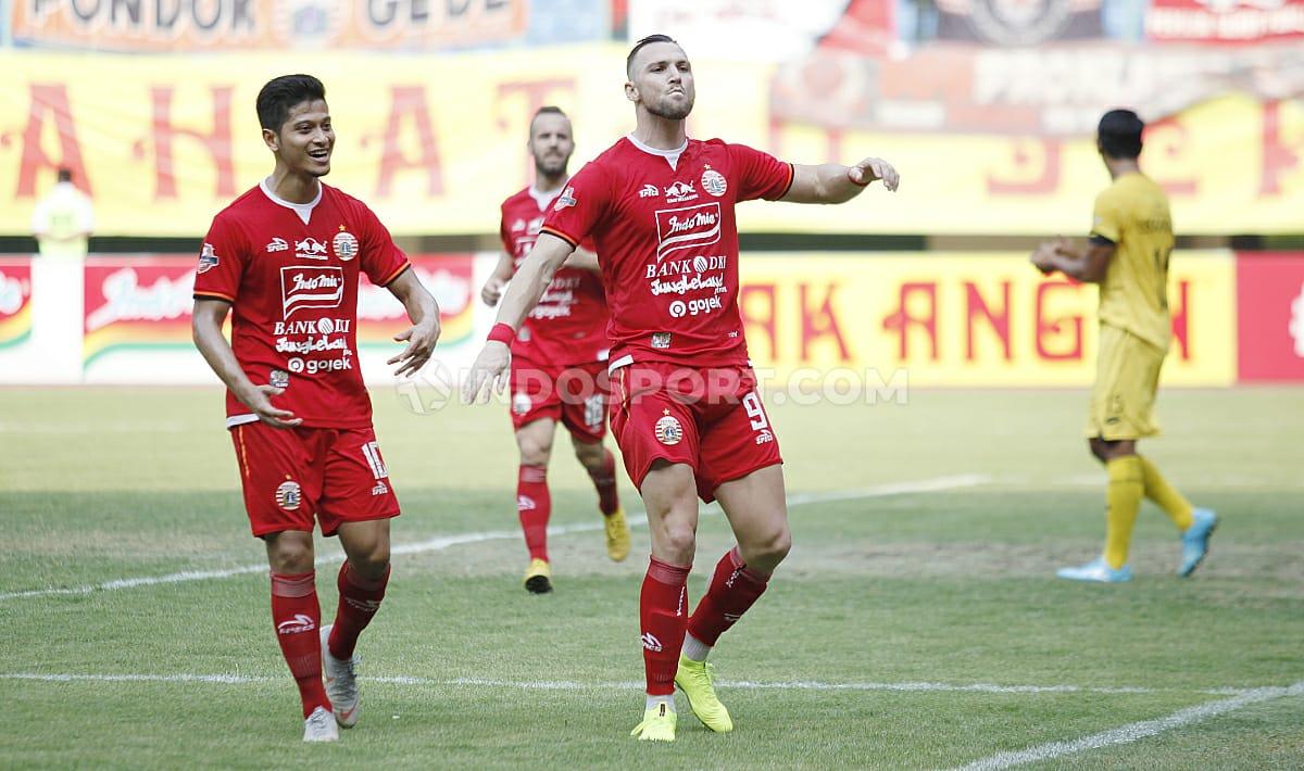 Selebrasi pemain Persija Jakarta, Marko Simic usai mencetak gol ke gawang Semen Padang pada Liga 1 di Stadion Patriot Bekasi, Rabu (16/10/19). Copyright: Herry Ibrahim/INDOSPORT