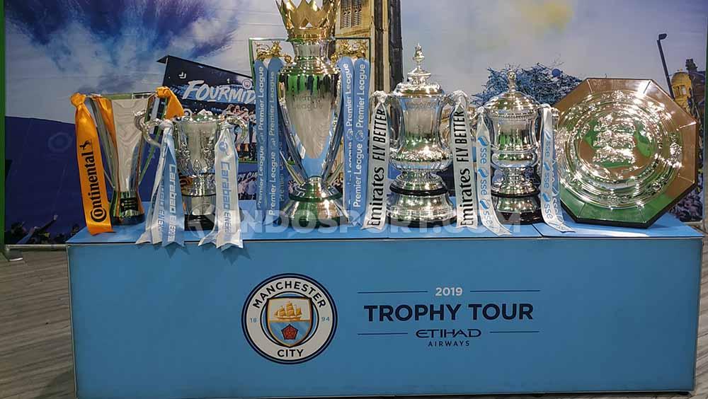 Deretan trofi Manchester City dari berbagai ajang, Selasa (15/10/19), di Surabaya.