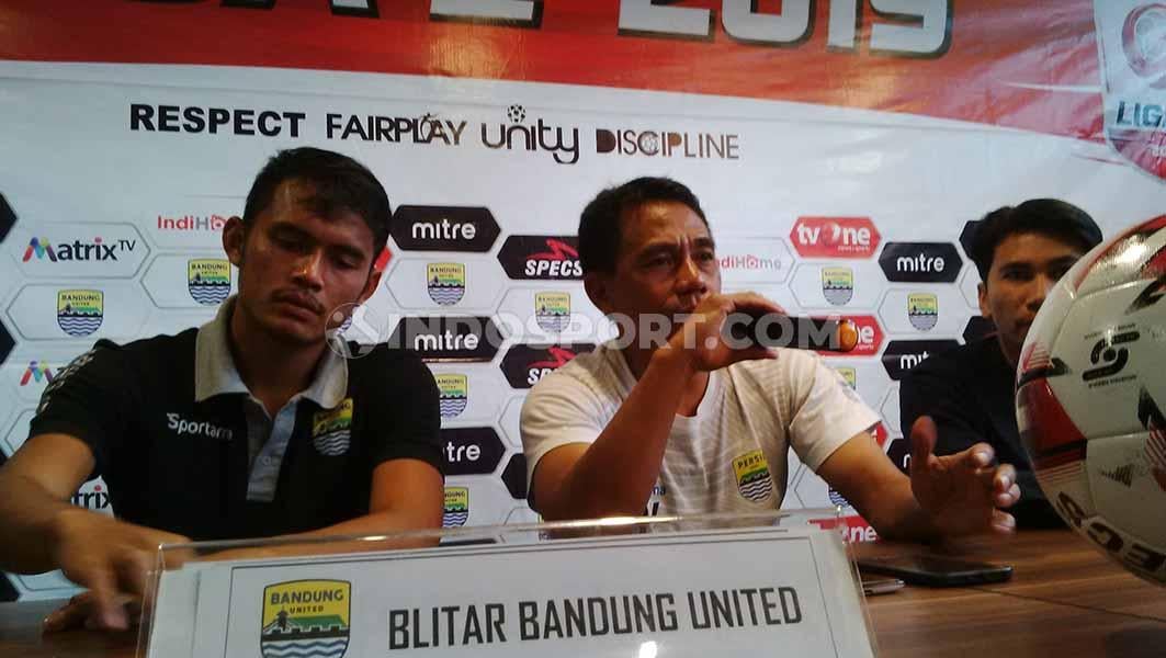 Pelatih Blitar Bandung United, Budiman (tengah) saat konferensi pers di Graha Persib, Jalan Sulanjana, Kota Bandung, Rabu (16/10/2019). - INDOSPORT