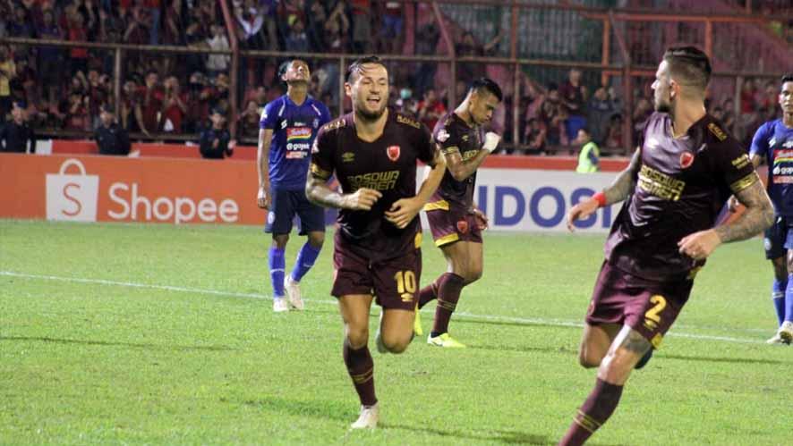Selebrasi pemain PSM Makassar usai mencetak gol ke gawang Arema FC.