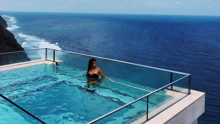 Momen Paula Milla menikmati pemandangan laut di Bali.