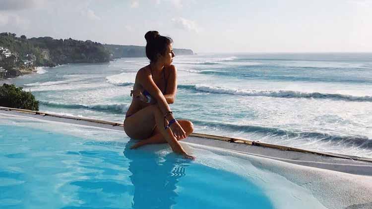 Momen Paula Milla menikmati pemandangan laut di Bali.