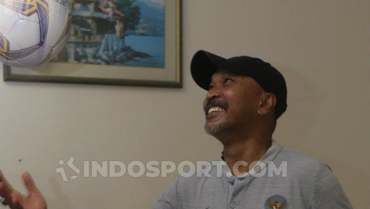 Mantan pelatih Timnas Indonesia U-16, Fakhri Husaini, kembali berkomentar terkait tingkah perilaku pemain muda Indonesia. - INDOSPORT