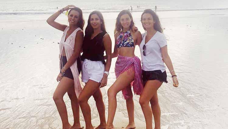 Paula Milla (kiri kedua) melakukan sesi foto bersama temannya di salah satu pantai.