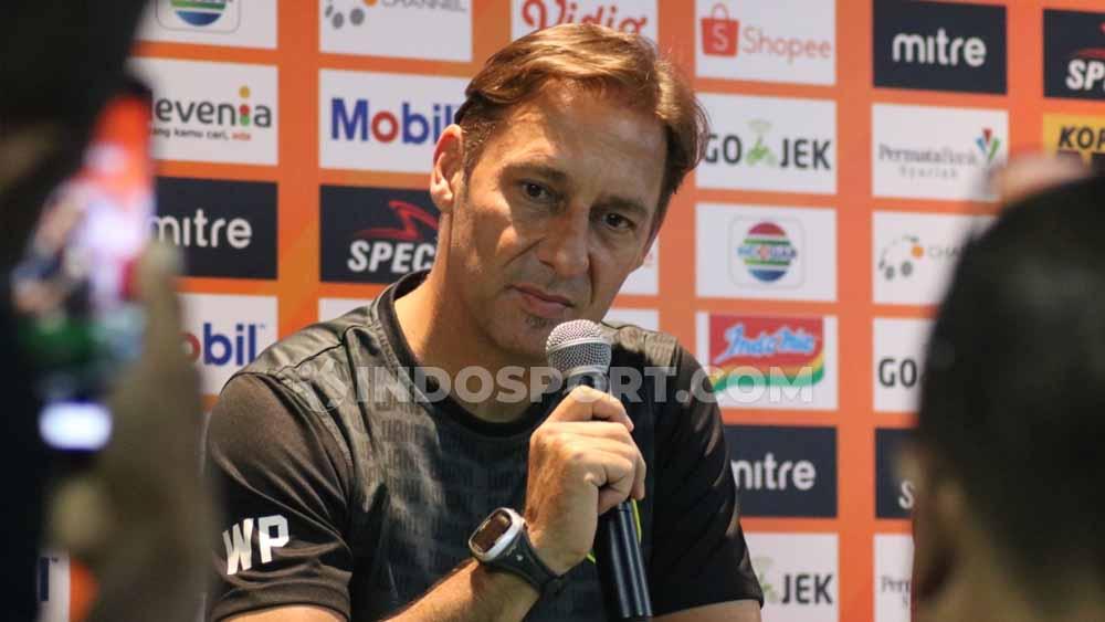Wolfgang Pikal mengundurkan diri dari posisinya sebagai pelatih Persebaya Surabaya, keputusan tersebut tak lepas dari rentetan hasil buruk Bajul Ijo di bawah asuhannya. - INDOSPORT