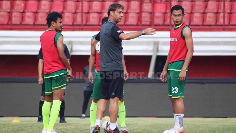Pelatih Persebaya Surabaya, Wolfgang Pikal saat memimpin latihan menjelang laga Liga 1 2019, Kamis (17/10/19). - INDOSPORT