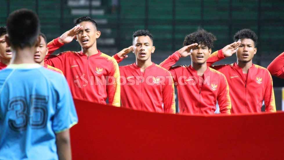 Nuansa hikmat para pemain Timnas Indonesia U-19 saat menyanyikan lagu kebangsaan Indonesia Raya.